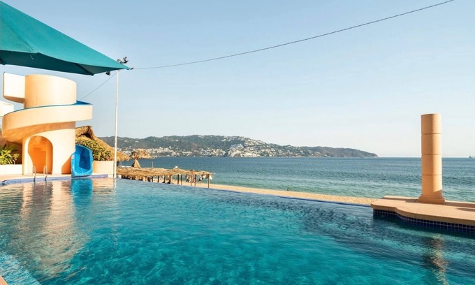 Costera Acapulco Apartamento | Spacious apartment right on the beach.