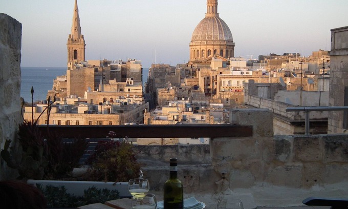 Valletta Apartamento | Amplio apartamento, personaje histórico, vistas fascinantes sobre el casco antiguo y el mar