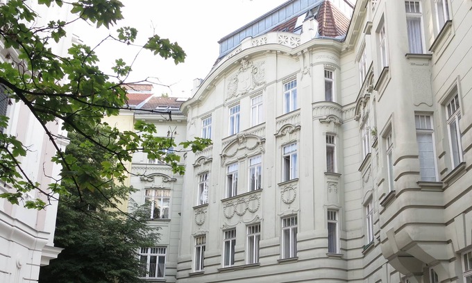 Wahring Apartamento | Spacious Apartment in Central Vienna, With Original Features and Character