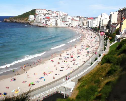 Malpica de Bergantinos Apartamento | Spacious Apartment in Malpica with Sea and Mountain Views - 110 m²