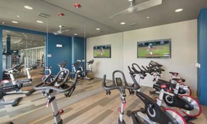 The Galleria Apartamento | Spacious apartment near Galleria
