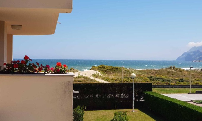 Laredo Condominio | Amplio piso en primera línea de playa , a 1 minuto de la playa.