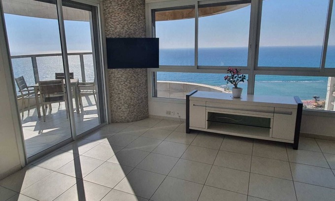 Bat Yam Apartamento | Spacious apartment, view the sea from every window