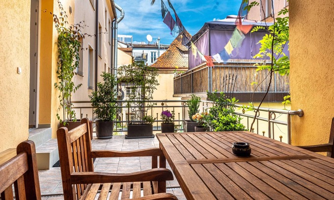 Altstadt - Sankt Lorenz Apartamento | Amplio apartamento con terraza de barbacoa de 30 m² en 150 m².