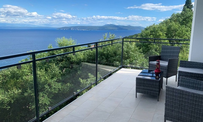 Medveja Apartamento | Spacious apartment with a beautiful view of the sea