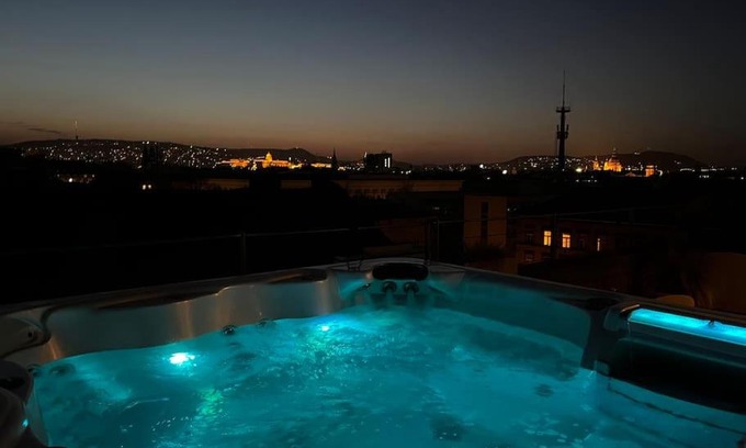 Palace District Apartamento | Spacious apartment with shared jacuzzi/private terrace
