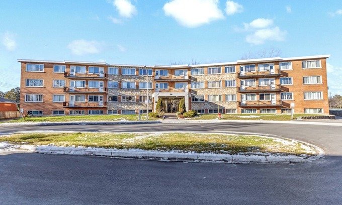 Dorval Apartamento | Spacious apartments located close to any stores and restaurants.
