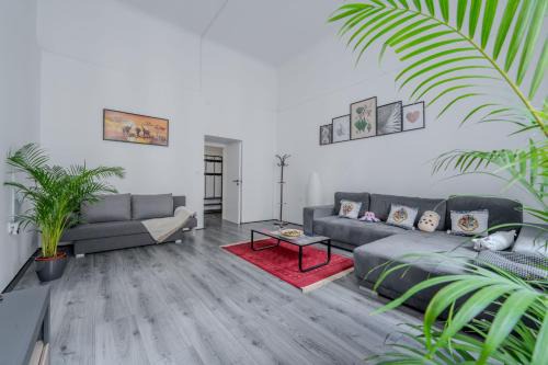 Mala Strana Apartamento | Spacious APT by Charles Bridge, Prague Castle and National Theater