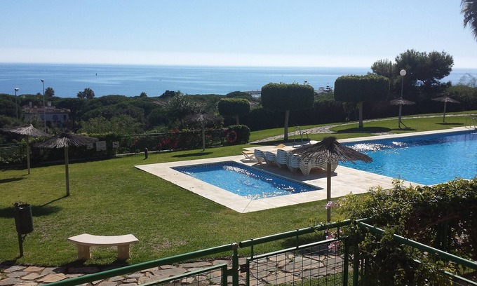 Cabopino Apartamento | Amplio Apt, grande terraza da a la piscina, ininterrumpida vistas panorámicas al mar