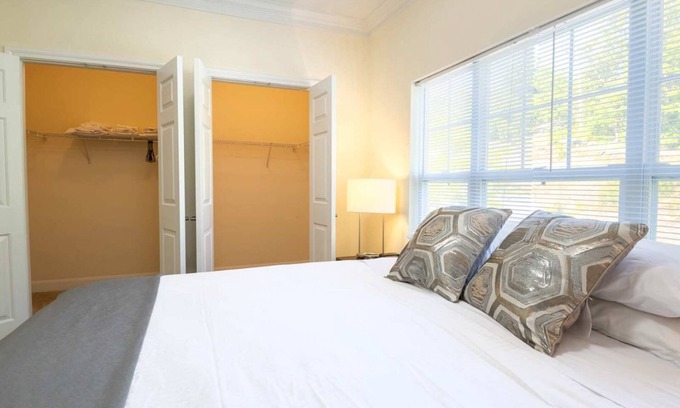 Waltham Apartamento | Spacious Apt with Pool