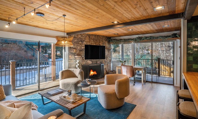 Downtown Apartamento | Spacious Aspen Core 1 BR | AC & Private Deck!