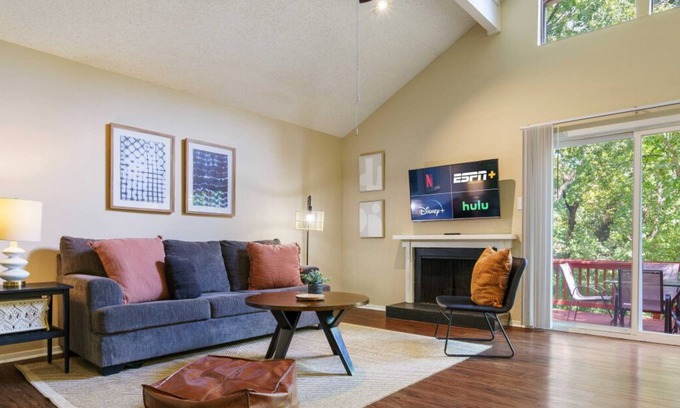 Highland Hills Apartamento | Spacious ATX Apt | Private Deck + All Essentials