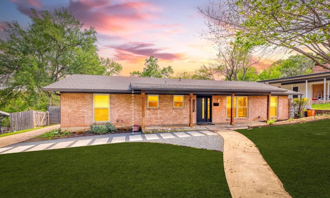 Barton Hills Casa | Spacious Austin 4BR home with Pool, hot tub, outdoor dinning, minutes to Zilker