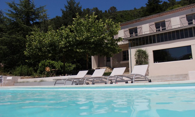 Les Issoux Villa | Amplia casa de vacaciones con piscina privada, jeux de boules y badminton