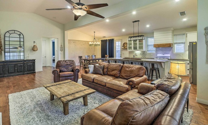 Greenacres Casa | Spacious Bakersfield Home w/ Outdoor Pool!