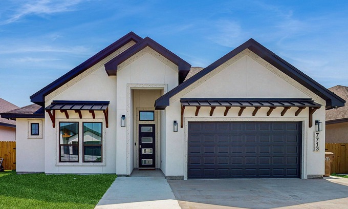 South Side Casa | Spacious beach house with full kitchen, patio & enclosed yard, near the Bay