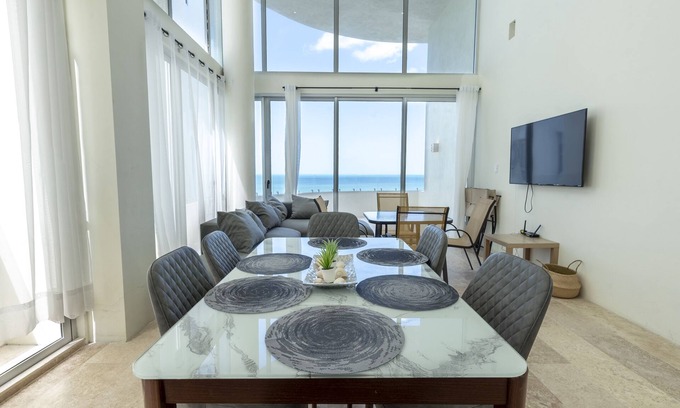 Miramar Apartamento | Spacious beachfront apartment with ocean views, private balcony & heated pool