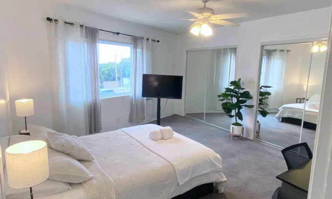 Seaside Apartamento | Spacious bedroom with private bathroom