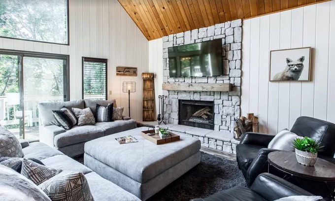 Blue Jay Casa | SPACIOUS BLUE JAY CABIN WITH VAULTED CEILINGS!