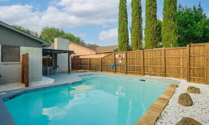 Dallas Casa | Spacious Bright and Modern Home with Pool