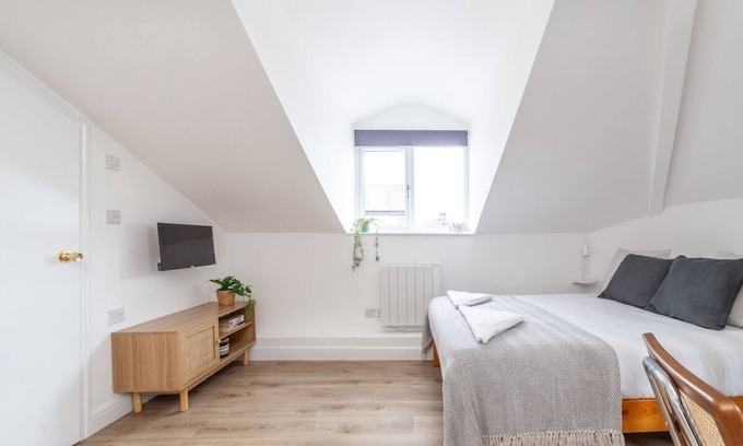 Fortune Green Apartamento | Spacious & Bright Studio flat