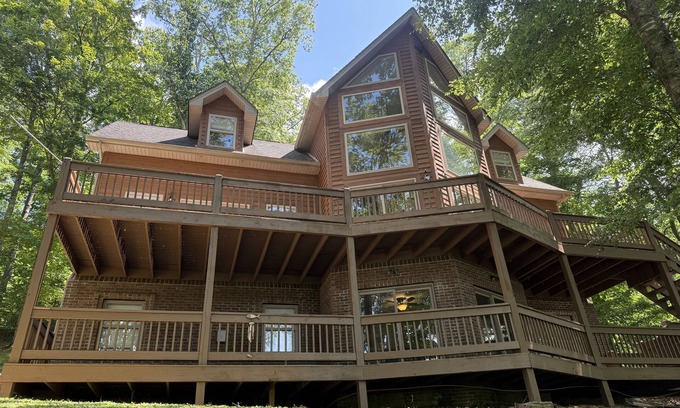 Sloans Valley Casa | Spacious & Bright Lake Cabin - pet friendly, 8 beds, boat ramp, WiFi