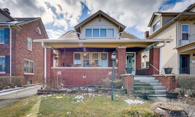 Grosse Pointe Casa | Spacious bungalow with 7 Beds in awesome Grosse Pointe Park!!