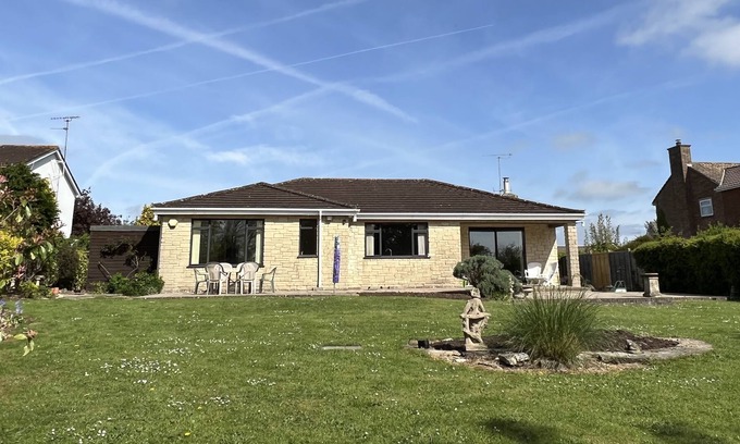 Hilperton Casa | Spacious bungalow with large private garden