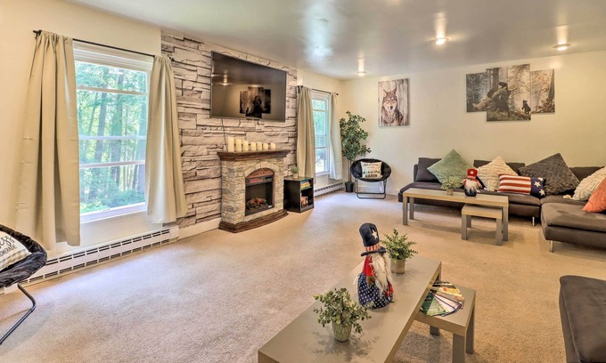 Canadensis Cabina | Spacious Cabin w/ Hot Tub, Game Room & Fire Pit!