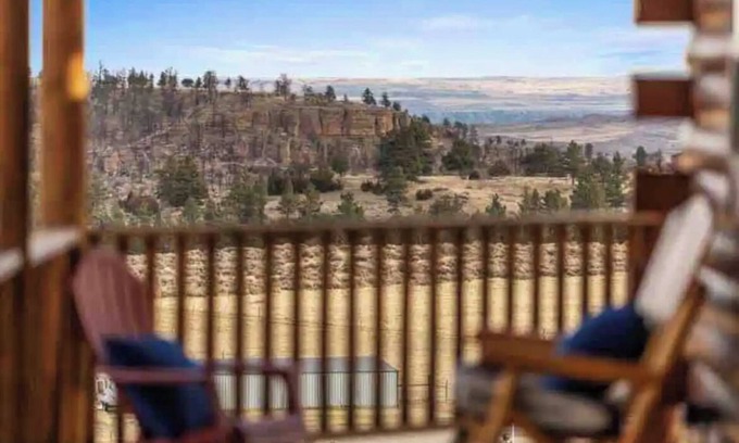 Yellowstone County Cabina | Spacious cabin with incredible views, hot tub, wood fireplace, and Wi-Fi