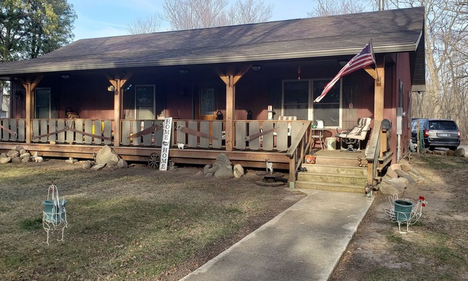 Clear Lake Cabina | Spacious Cabin with Open Floor Plan located Right in Town!