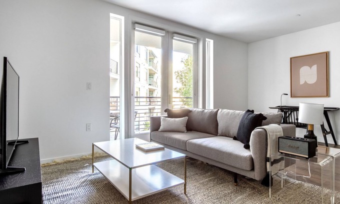 Campbell Apartamento | Spacious Campbell 2BR w/ Pool, Parking, walk to Groceries, by Blueground