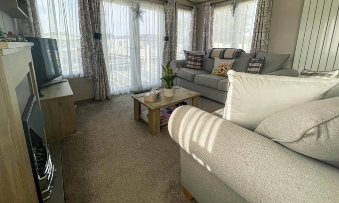 Hunstanton Cabina | Spacious caravan with large decking area, perfect to enjoy the sun, ref 23058C