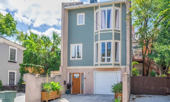 Historic Downtown Savannah Apartamento | Spacious Carriage House| King Beds + Free Parking!
