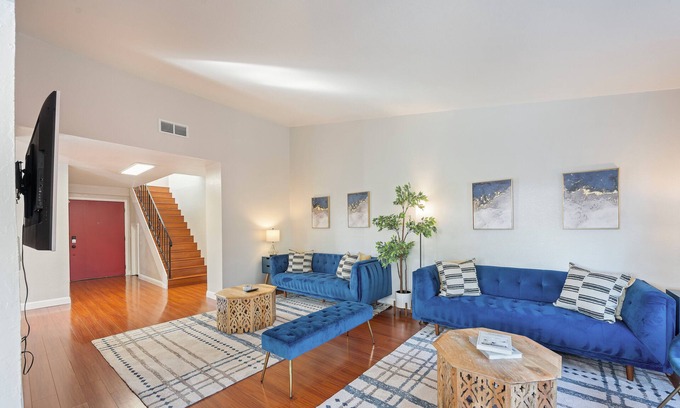 Union City Casa | Spacious & Central. Pool Table & Ping Pong. 6 TVS. Balcony. Garage. Wifi