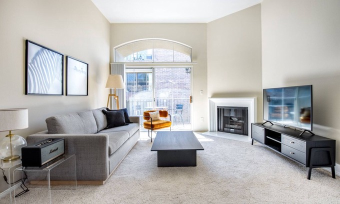 Rancho Park Apartamento | Spacious Century City 2BR w/ W/D, BBQ, walk to Mall, by Blueground