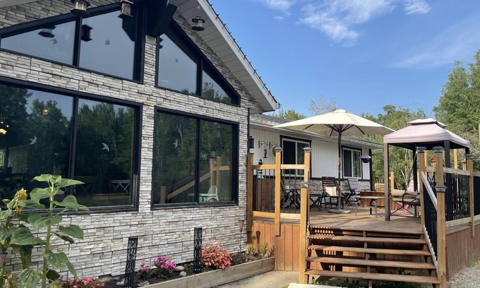 Parkland County Chalet De Esquí | Spacious Chalet with BRAND NEW hot tub 5 mins from beach -sleeps 14