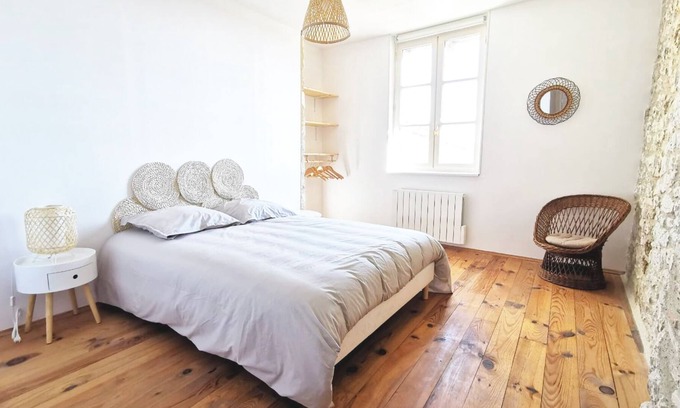 Monflanquin Casa | Spacious charming house, terrace and view of the square
