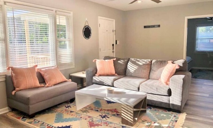Wilmington Casa | Spacious & Cheerful 4-bed 8 Mins from Beach