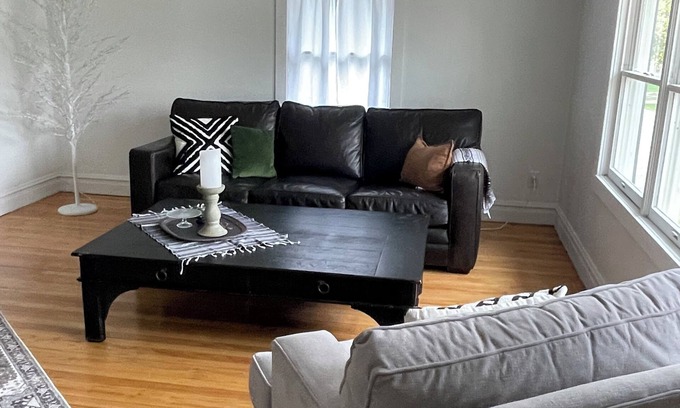 St. Charles Casa | Spacious Chic 3-BDR Apartment in charming St. Charles for you to Create Memories