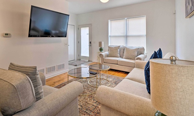 Douglas Casa | Spacious Chicago Getaway: Deck, By White Sox!