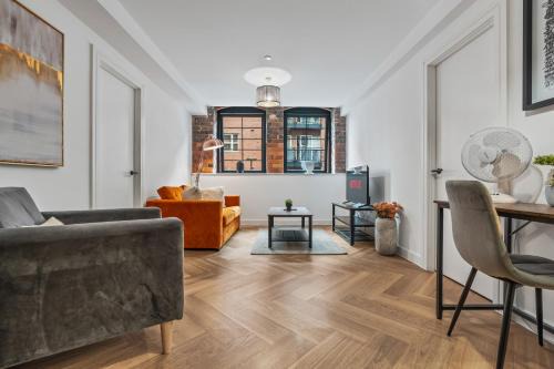 The Westside Apartamento | Spacious City Haven - Canal Views - City Centre