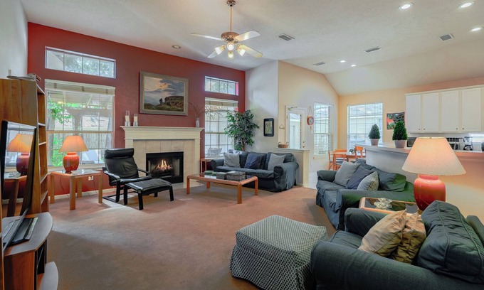 Alden Bridge Casa | Spacious & Classic 5BR House for 11 w/Backyard + Covered Deck