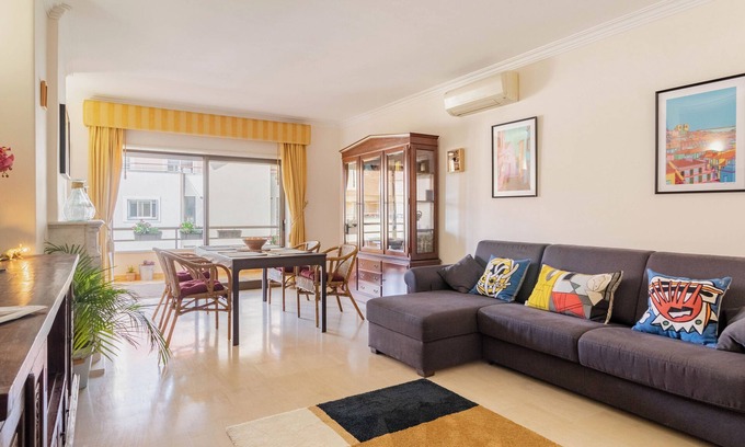 Cascais Apartamento | Spacious & Clean Cascais Apartment. Central with free private parking.
