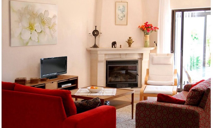 Salema Casa | Cerca de la playa, vistas al mar, tranquilo, pequeño jardín, chimenea, para parejas y familias