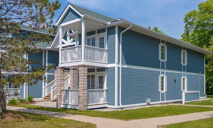 Oro-Medonte Apartamento | Spacious Club Suite: King Bed, Jacuzzi, Pool, BBQ