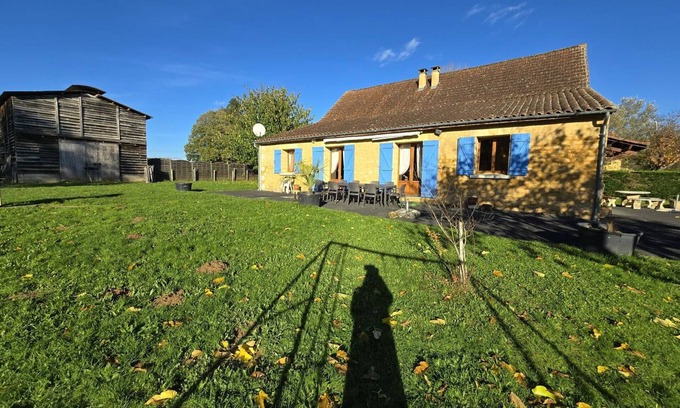 Calviac-en-Perigord Cabaña | Gran casa rural cerca de Sarlat con jardín, juegos, barbacoa y más
