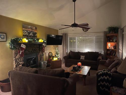 Big Bear Chalet De Esquí | Spacious cozy chalet huge deck over seasonal creek