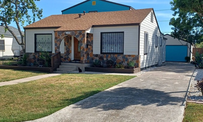 Del Mar Casa | Spacious coastal 5-bedroom home