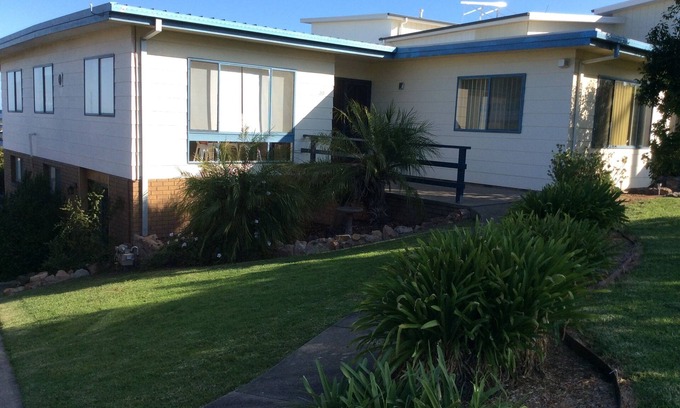 Lakes Entrance Casa | Amplia casa cerca de la ciudad con capacidad para 15. Grandes vistas, mascotas bien, wifi gratuito